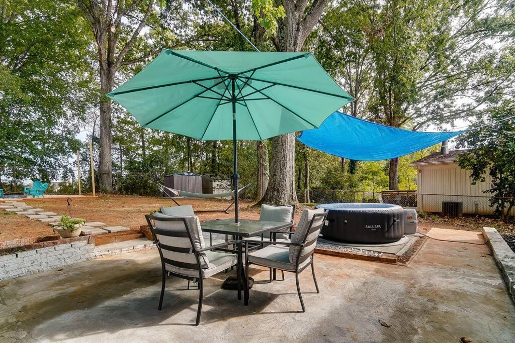 The Charlotte Chateau With Hot-Tub, Mini-Golf, 3Bd2Ba Villa Exterior photo